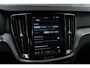 Volvo V60 2.0 T6 Plug-in hybrid AWD Plus Dark | Harman Kardon Audio | Trekhaak | Stoel- / Stuurverwarming Voor + Achter | 360 Camera | Adaptive Cruise | Long Range | Google | Carplay | Dodehoekdetectie