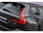 Volvo V60 2.0 T6 Plug-in hybrid AWD Plus Dark | Harman Kardon Audio | Trekhaak | Stoel- / Stuurverwarming Voor + Achter | 360 Camera | Adaptive Cruise | Long Range | Google | Carplay | Dodehoekdetectie