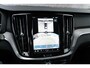 Volvo V60 2.0 T6 Plug-in hybrid AWD Plus Dark | Harman Kardon Audio | Trekhaak | Stoel- / Stuurverwarming Voor + Achter | 360 Camera | Adaptive Cruise | Long Range | Google | Carplay | Dodehoekdetectie