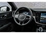 Volvo V60 2.0 T6 Plug-in hybrid AWD Plus Dark | Harman Kardon Audio | Trekhaak | Stoel- / Stuurverwarming Voor + Achter | 360 Camera | Adaptive Cruise | Long Range | Google | Carplay | Dodehoekdetectie
