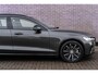 Volvo V60 2.0 T6 Plug-in hybrid AWD Plus Dark | Harman Kardon Audio | Trekhaak | Stoel- / Stuurverwarming Voor + Achter | 360 Camera | Adaptive Cruise | Long Range | Google | Carplay | Dodehoekdetectie