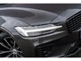 Volvo V60 2.0 T6 Plug-in hybrid AWD Plus Dark | Harman Kardon Audio | Trekhaak | Stoel- / Stuurverwarming Voor + Achter | 360 Camera | Adaptive Cruise | Long Range | Google | Carplay | Dodehoekdetectie