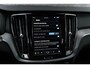 Volvo V60 2.0 T6 Plug-in hybrid AWD Plus Dark | Harman Kardon Audio | Trekhaak | Stoel- / Stuurverwarming Voor + Achter | 360 Camera | Adaptive Cruise | Long Range | Google | Carplay | Dodehoekdetectie