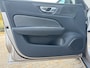 Volvo S60 2.0 B4 Plus Dark / Lighting Pack / Parkeerverwarming / 19" / Extra getint glas / Sportstoelen /