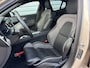 Volvo S60 2.0 B4 Plus Dark / Lighting Pack / Parkeerverwarming / 19" / Extra getint glas / Sportstoelen /
