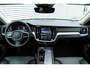 Volvo V60 B4 Automaat Plus Dark | Lichtmetalen Velgen 5-Spaaks 18" | Actieve Noodgeval Assistent | Cruise Control Adaptief Met Stop&Go En Stuurhulp | Dodehoekdetectie Met Correctie | Draadloze Telefoonlader | Electronic Climate Controle | Voorstoelen + Stuurwiel verwarmend + Achterbank Verwarmend