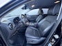 Hyundai Kona Electric EV Premium 64 kWh Automaat / Accu SoH 100% / HUD / Navigatie / Adaptieve CC / Elektr. stoelen / Stoelventilatie / Stuur-, stoel- en achterbankverwaming / Apple Carplay Android /