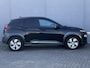 Hyundai Kona Electric EV Premium 64 kWh Automaat / Accu SoH 100% / HUD / Navigatie / Adaptieve CC / Elektr. stoelen / Stoelventilatie / Stuur-, stoel- en achterbankverwaming / Apple Carplay Android /