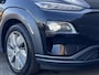 Hyundai Kona Electric EV Premium 64 kWh Automaat / Accu SoH 100% / HUD / Navigatie / Adaptieve CC / Elektr. stoelen / Stoelventilatie / Stuur-, stoel- en achterbankverwaming / Apple Carplay Android /