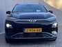 Hyundai Kona Electric EV Premium 64 kWh Automaat / Accu SoH 100% / HUD / Navigatie / Adaptieve CC / Elektr. stoelen / Stoelventilatie / Stuur-, stoel- en achterbankverwaming / Apple Carplay Android /