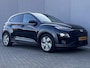 Hyundai Kona Electric EV Premium 64 kWh Automaat / Accu SoH 100% / HUD / Navigatie / Adaptieve CC / Elektr. stoelen / Stoelventilatie / Stuur-, stoel- en achterbankverwaming / Apple Carplay Android /