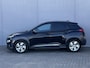 Hyundai Kona Electric EV Premium 64 kWh Automaat / Accu SoH 100% / HUD / Navigatie / Adaptieve CC / Elektr. stoelen / Stoelventilatie / Stuur-, stoel- en achterbankverwaming / Apple Carplay Android /