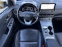 Hyundai Kona Electric EV Premium 64 kWh Automaat / Accu SoH 100% / HUD / Navigatie / Adaptieve CC / Elektr. stoelen / Stoelventilatie / Stuur-, stoel- en achterbankverwaming / Apple Carplay Android /
