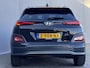 Hyundai Kona Electric EV Premium 64 kWh Automaat / Accu SoH 100% / HUD / Navigatie / Adaptieve CC / Elektr. stoelen / Stoelventilatie / Stuur-, stoel- en achterbankverwaming / Apple Carplay Android /