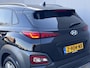Hyundai Kona Electric EV Premium 64 kWh Automaat / Accu SoH 100% / HUD / Navigatie / Adaptieve CC / Elektr. stoelen / Stoelventilatie / Stuur-, stoel- en achterbankverwaming / Apple Carplay Android /
