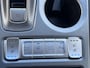 Hyundai Kona Electric EV Premium 64 kWh Automaat / Accu SoH 100% / HUD / Navigatie / Adaptieve CC / Elektr. stoelen / Stoelventilatie / Stuur-, stoel- en achterbankverwaming / Apple Carplay Android /