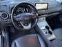 Hyundai Kona Electric EV Premium 64 kWh Automaat / Accu SoH 100% / HUD / Navigatie / Adaptieve CC / Elektr. stoelen / Stoelventilatie / Stuur-, stoel- en achterbankverwaming / Apple Carplay Android /