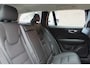Volvo V60 2.0 B4 Plus Dark | Trekhaak Wegklapbaar | Panoramisch dak met schuif-/kantel functie | Lederen Bekleding | Donkere ramen achter | Elektrisch verstelbare bestuurderstoel met geheugen |
