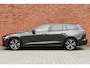 Volvo V60 2.0 B4 Plus Dark | Trekhaak Wegklapbaar | Panoramisch dak met schuif-/kantel functie | Lederen Bekleding | Donkere ramen achter | Elektrisch verstelbare bestuurderstoel met geheugen |