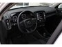 Volvo XC40 T2 Automaat Momentum Core | Achteruitrijcamera | Parkeersensoren voor en achter | BLIS | Navigatiesysteem | 17 inch Lichtmetalen velgen | Alarmklasse 3 | Bestuurdersstoel in hoogte verstelbaar | Volledige onderhoudshistorie | Lane-keeping | Adaptive Cruise Control |