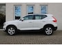 Volvo XC40 T2 Automaat Momentum Core | Achteruitrijcamera | Parkeersensoren voor en achter | BLIS | Navigatiesysteem | 17 inch Lichtmetalen velgen | Alarmklasse 3 | Bestuurdersstoel in hoogte verstelbaar | Volledige onderhoudshistorie | Lane-keeping | Adaptive Cruise Control |