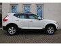 Volvo XC40 T2 Automaat Momentum Core | Achteruitrijcamera | Parkeersensoren voor en achter | BLIS | Navigatiesysteem | 17 inch Lichtmetalen velgen | Alarmklasse 3 | Bestuurdersstoel in hoogte verstelbaar | Volledige onderhoudshistorie | Lane-keeping | Adaptive Cruise Control |