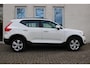 Volvo XC40 T2 Automaat Momentum Core | Achteruitrijcamera | Parkeersensoren voor en achter | BLIS | Navigatiesysteem | 17 inch Lichtmetalen velgen | Alarmklasse 3 | Bestuurdersstoel in hoogte verstelbaar | Volledige onderhoudshistorie | Lane-keeping | Adaptive Cruise Control |