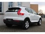Volvo XC40 T2 Automaat Momentum Core | Achteruitrijcamera | Parkeersensoren voor en achter | BLIS | Navigatiesysteem | 17 inch Lichtmetalen velgen | Alarmklasse 3 | Bestuurdersstoel in hoogte verstelbaar | Volledige onderhoudshistorie | Lane-keeping | Adaptive Cruise Control |