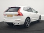 Volvo XC60 Recharge T6 AWD R-Design Plug In Hybrid 341pk Dealer O.H. PHEV | Panodak | Adaptive Cruise | 360 Camera | Google Assistent | Lederen Sportstoelen Memory & Verwarmd | Apple Carplay | Keyless | Virtual | Navigatie | DAB |