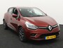 Renault Clio 0.9 TCe Intens Airco auto, Bluetooth, Boordcomputer, Cruise control, Elek. Stabiliteits Programma, Elek. remkrachtverdeling, Parkeersensoren achter, Start/stop systeem De Renault Clio 0.9 TCe Intens combineert Franse flair met slimme efficiëntie. Compact van buiten, verrassend ruim van binnen – perfect voor wie stijlvol door de stad wil rijden zonder in te