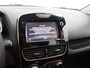Renault Clio 0.9 TCe Intens Airco auto, Bluetooth, Boordcomputer, Cruise control, Elek. Stabiliteits Programma, Elek. remkrachtverdeling, Parkeersensoren achter, Start/stop systeem De Renault Clio 0.9 TCe Intens combineert Franse flair met slimme efficiëntie. Compact van buiten, verrassend ruim van binnen – perfect voor wie stijlvol door de stad wil rijden zonder in te
