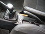 Renault Clio 0.9 TCe Intens Airco auto, Bluetooth, Boordcomputer, Cruise control, Elek. Stabiliteits Programma, Elek. remkrachtverdeling, Parkeersensoren achter, Start/stop systeem De Renault Clio 0.9 TCe Intens combineert Franse flair met slimme efficiëntie. Compact van buiten, verrassend ruim van binnen – perfect voor wie stijlvol door de stad wil rijden zonder in te