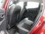 Renault Clio 0.9 TCe Intens Airco auto, Bluetooth, Boordcomputer, Cruise control, Elek. Stabiliteits Programma, Elek. remkrachtverdeling, Parkeersensoren achter, Start/stop systeem De Renault Clio 0.9 TCe Intens combineert Franse flair met slimme efficiëntie. Compact van buiten, verrassend ruim van binnen – perfect voor wie stijlvol door de stad wil rijden zonder in te