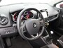 Renault Clio 0.9 TCe Intens Airco auto, Bluetooth, Boordcomputer, Cruise control, Elek. Stabiliteits Programma, Elek. remkrachtverdeling, Parkeersensoren achter, Start/stop systeem De Renault Clio 0.9 TCe Intens combineert Franse flair met slimme efficiëntie. Compact van buiten, verrassend ruim van binnen – perfect voor wie stijlvol door de stad wil rijden zonder in te