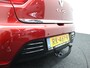 Renault Clio 0.9 TCe Intens Airco auto, Bluetooth, Boordcomputer, Cruise control, Elek. Stabiliteits Programma, Elek. remkrachtverdeling, Parkeersensoren achter, Start/stop systeem De Renault Clio 0.9 TCe Intens combineert Franse flair met slimme efficiëntie. Compact van buiten, verrassend ruim van binnen – perfect voor wie stijlvol door de stad wil rijden zonder in te