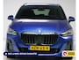 BMW 2-Serie Active Tourer 218i M-Sport automaat | 19 inch Individual Panoramadak | Harman Kardon | HUD Adaptive cruise, 360 Camera, PDC V+A,  El.verstelbare stoel met geheurgen, Elektrische achterklep, Keyless