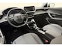 Peugeot e-2008 EV Allure 50 kWh 100% Elektrisch | Camera | Parkeersensor | Cruise Control | Airco | Navigatie | Licht Metalen Velgen | 1e eigenaar