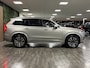 Volvo XC90 T8 AWD Recharge Ultimate Bright | Trekhaak | All Season Banden | 360° Camera | Head-Up Display | Harman Kardon | 455pk | Alcantara hemelbekleding | Adaptieve Cruise Control | Standkachel met Volvo On Call App | Stoelverwarming voor+achter | Stuurwielverwa