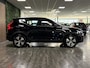 Volvo XC40 T4 Recharge Inscription | MY23 | Trekhaak | All Season banden | Stoel en Stuurwielverwarming | Zitting verlenging voorstoelen | Cruise Control | 18 Inch | Keyless Drive | Parkeersensoren achter | Elektrisch bedienbare achterklep | Climate Control L+R | DA