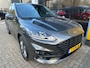 Ford Kuga 2.5 225PK PHEV ST-Line AUTOMAAT | TREKHAAK ELEKTRISCH| STOEL-, STUUR-, VOORRUIT- EN ACHTERBANK VERWARMD| NAVIGATIE| CAMERA| 4 SEIZOENENBANDEN|
