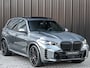 BMW X5 XDRIVE 50e | M-SPORT PRO | LUCHTVERING | HARMAN/KARDON | HEAD-UP | COMFORT ACCESS | SOFT-CLOSE | TREKHAAK | ICONIC GLOW | M-SPORT BRAKE | PANORAMADAK | COMFORT SEATS | AMBIANCE INTERIEUR | ADAPTIVE LED | DRIVING ASSISTANT PROF. | DAB+ | HARMAN/KARDON |