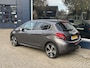 Peugeot 208 1.2 PureTech GT-line | Automaat | Navigatie via Telefoon | 17 inch Lichtmetalen Velgen | Trekhaak 1150 KG | Climate Control | Sensoren | Cruise Control | Mistlampen | LED Verlichting | Half Lederen Sportstoelen |