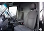 Mercedes-Benz Sprinter 319 3.0 CDI V6 L2H2 AUT. LED, 360 CAMERA, ADAPT. CRUISE, TREKHAAK, MBUX 10'', STANDKACHEL, NAVI, CLIMA, PARKEERSENSOREN, APPLE CARPLAY, STOELVERWARMING