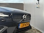 Volvo V60 B4 AUT7 197PK Essential Edition | 20" Lichtmetalen velgen | Lederen bekleding | Climate Pack | Driver Assist Pack | Trekhaak semi elektrisch inklapbaar | Extra getint glas achter | Dubbel geïntegreerde eindpijp | Bright exterieurdetails