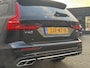 Volvo V60 B4 AUT7 197PK Essential Edition | 20" Lichtmetalen velgen | Lederen bekleding | Climate Pack | Driver Assist Pack | Trekhaak semi elektrisch inklapbaar | Extra getint glas achter | Dubbel geïntegreerde eindpijp | Bright exterieurdetails