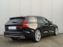 Volvo V60 B4 AUT7 197PK Essential Edition | 20" Lichtmetalen velgen | Lederen bekleding | Climate Pack | Driver Assist Pack | Trekhaak semi elektrisch inklapbaar | Extra getint glas achter | Dubbel geïntegreerde eindpijp | Bright exterieurdetails