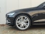 Volvo V60 B4 AUT7 197PK Essential Edition | 20" Lichtmetalen velgen | Lederen bekleding | Climate Pack | Driver Assist Pack | Trekhaak semi elektrisch inklapbaar | Extra getint glas achter | Dubbel geïntegreerde eindpijp | Bright exterieurdetails