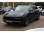 Porsche Cayenne 3.0 E-Hybrid / Panoramadak / 360Camera / Head-up / Achterasbesturing / Softclose / Carbon intr. / Luchtvering / 21'' / Sportdesign+Chrono / Sportuitlaat / Keyless / Bose / Stoelventilatie 4x / Stoelverwar