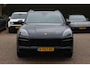 Porsche Cayenne 3.0 E-Hybrid / Panoramadak / 360Camera / Head-up / Achterasbesturing / Softclose / Carbon intr. / Luchtvering / 21'' / Sportdesign+Chrono / Sportuitlaat / Keyless / Bose / Stoelventilatie 4x / Stoelverwar