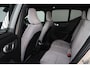 Volvo EX40 Performance Ultra 82 kWh - Panorama/schuifdak - IntelliSafe Assist & Surround - 360º Camera - Harman/Kardon audio - Verwarmde voorstoelen, stuur & achterbank - Parkeersensoren voor & achter - Elektr. bedienb. voorstoelen met geheugen links - Wollen bekleding - Draadloze tel. lader - Warmtepomp - Extra getint glas - Elektr. inklapbare trekhaak - 20' LMV